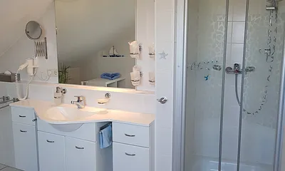 Badezimmer mit Dusche