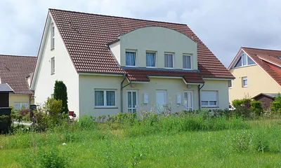 Vor dem Haus ist eine Grünfläche