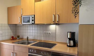 VOLLAUSGESTATTETE KÜCHENZEILE