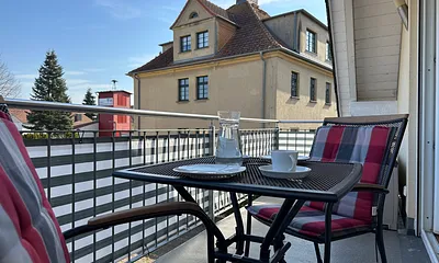 KAFFEETRINKEN MIT BLICK AUF DEN ORTSKERN