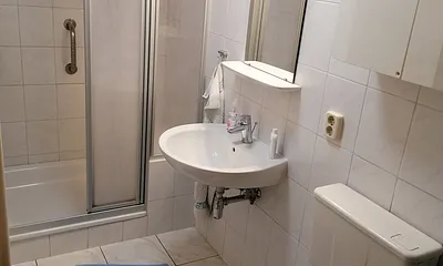 Bad mit Dusche, WC und WB