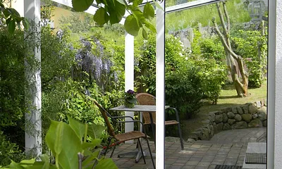 Überdachte Terrasse mit Blick in den Garten