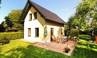 Vorderansicht mit Spielplatz Ferienhaus