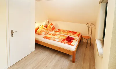 Schlafzimmer mit Doppelbett 