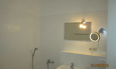 Badausstattung    Badewanne , WC , Waschtisch  ,Spiegel  , Fön,Kosmetikspiegel, Handtuchtrockner 