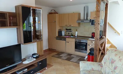 Wohnzimmer mit Küche (Balkonwohnung)