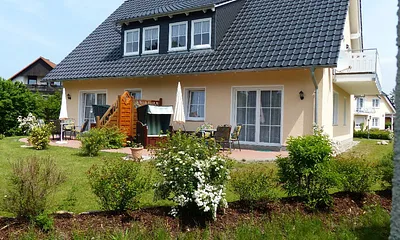 Außenansicht: Haus D, großer Balkon und Terrasse 