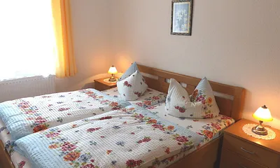 Eines der Schlafzimmer mit Doppelbett
