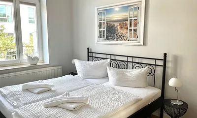 separates Schlafzimmer mit Doppelbett