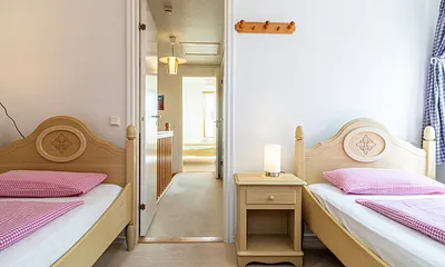 Ferienhaus Residenz zu den 3 Tannen Zingst - kleines Schlafzimmer im Obergeschoss mit zwei Einzelbetten