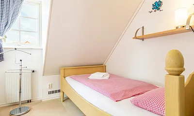 Ferienhaus Residenz zu den 3 Tannen Zingst - kleines Schlafzimmer im Obergeschoss mit zwei Einzelbetten