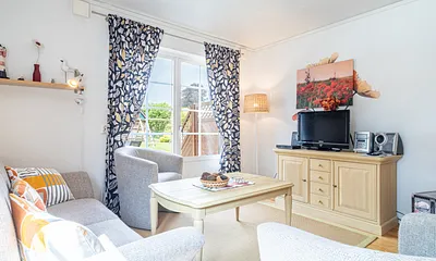 Ferienhaus Residenz zu den 3 Tannen Zingst - Wohnbereich mit SAT-TV und Ausgang zu Terrasse und Wiese