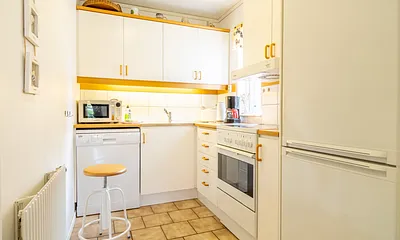 Ferienhaus Residenz zu den 3 Tannen Zingst - Küche mit u.a. Geschirrspüler, Backofen, Mikrowelle, Kühl- und Gefrierschrank