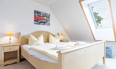 Ferienhaus Residenz zu den 3 Tannen Zingst - Schlafzimmer mit Doppelbett im Obergeschoss