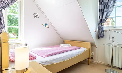 Ferienhaus Residenz zu den 3 Tannen Zingst - kleines Schlafzimmer im Obergeschoss mit zwei Einzelbetten