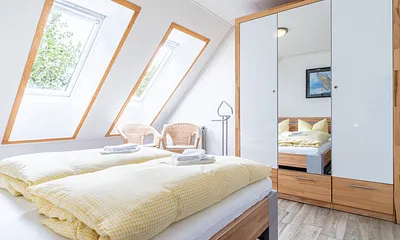 Schlafzimmer Obergeschoss mit geräumigem Kleiderschrank