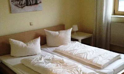 Schlafzimmer 1 mit zusätzlichem Kinderbettchen