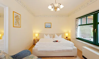 Schlafzimmer mit Doppelbett