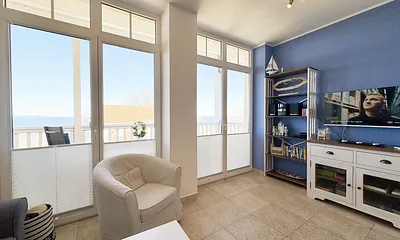 gemütliches Wohnzimmer mit TV