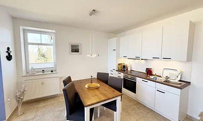 gemütlicher Essbereich mit Küchenzeile