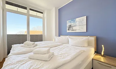 Schlafzimmer mit Doppelbett und Nachttischablagen