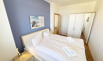 Schlafzimmer mit Kleiderschrank