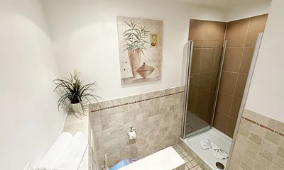 Badezimmer mit Dusche