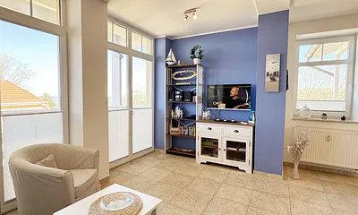 gemütliches Wohnzimmer mit Smart-TV auf Anrichte