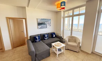 gemütliches Wohnzimmer mit Couch