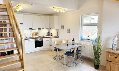 moderne Küchenzeile mit Esstisch