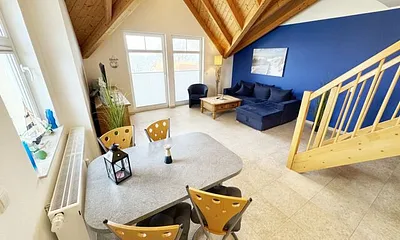 Esstisch mit Blick auf den Wohnbereich