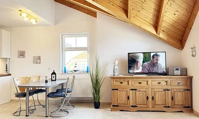 Wohnbereich mit Esstisch und Stühlen