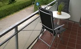 Balkon mit Tisch und Liegestühle