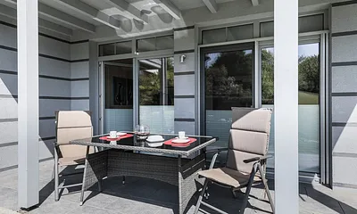 Terrasse mit Tisch und Stühle