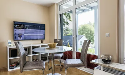 Wohnzimmer - Esstisch und Fernseher