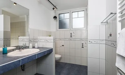 Bad mit Dusche, Waschtisch, Handtuchtrockner