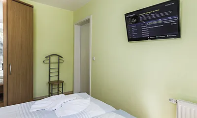 Schlafzimmer mit Fernseher