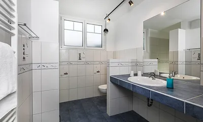 Bad mit Dusche, Waschtisch, Handtuchtrockner