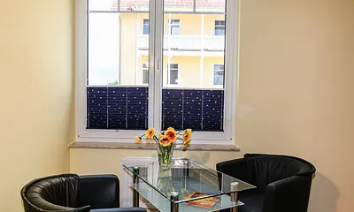 Schlafzimmer 2 mit Tisch und Sesseln