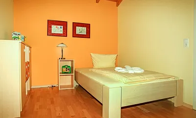 Schlafzimmer 2 mit großem Bett (1,40 x 2,00)