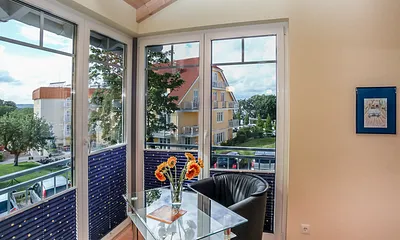 Schlafzimmer 2 mit Tisch und Sessel