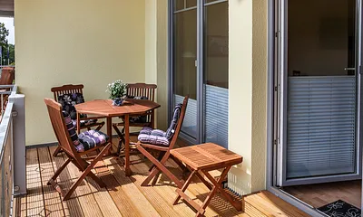 Balkon mit Tisch und Stühle