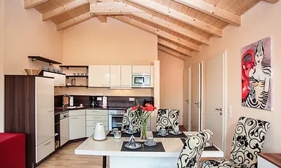 Küchenzeile und Esstisch