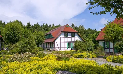 Idyllisch und nur wenige Meter vom Stradn entfernt gelegen.