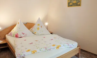 Schlafzimmer mit Doppelbett