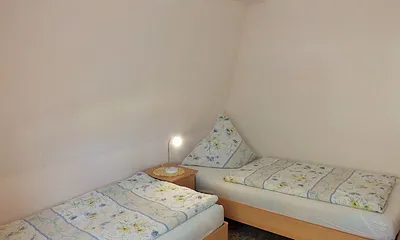 Zweites Schlafzimmer (mit 2 einzelnen Liegen)
