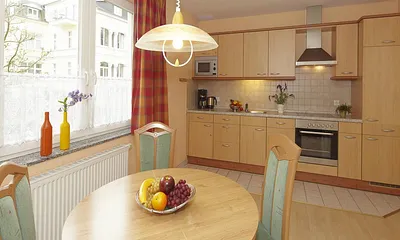 vollausgestattete Küchenzeile im kombinierten Wohn-/Küchenbereich