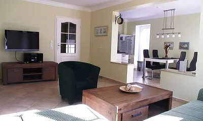 Max Wohnzimmer mit Blick in den Küchenbereich