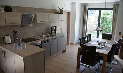 Der Essbereich mit Küche und Tischgruppe