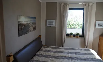 Das Schlafzimmer mit einem Doppelbett(1,80 m breit) 